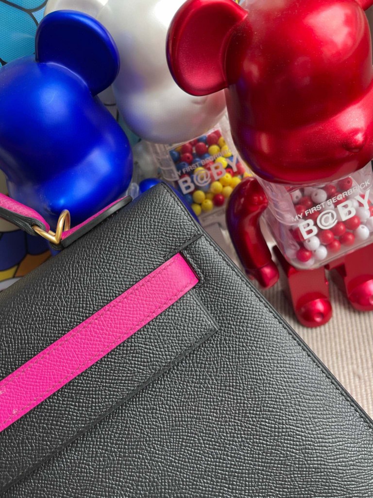 Hermès（爱马仕）Kelly 凯莉包 Epsom 原厂掌纹皮 黑色 拼玫瑰紫 磨砂金扣 马蹄印 32cm