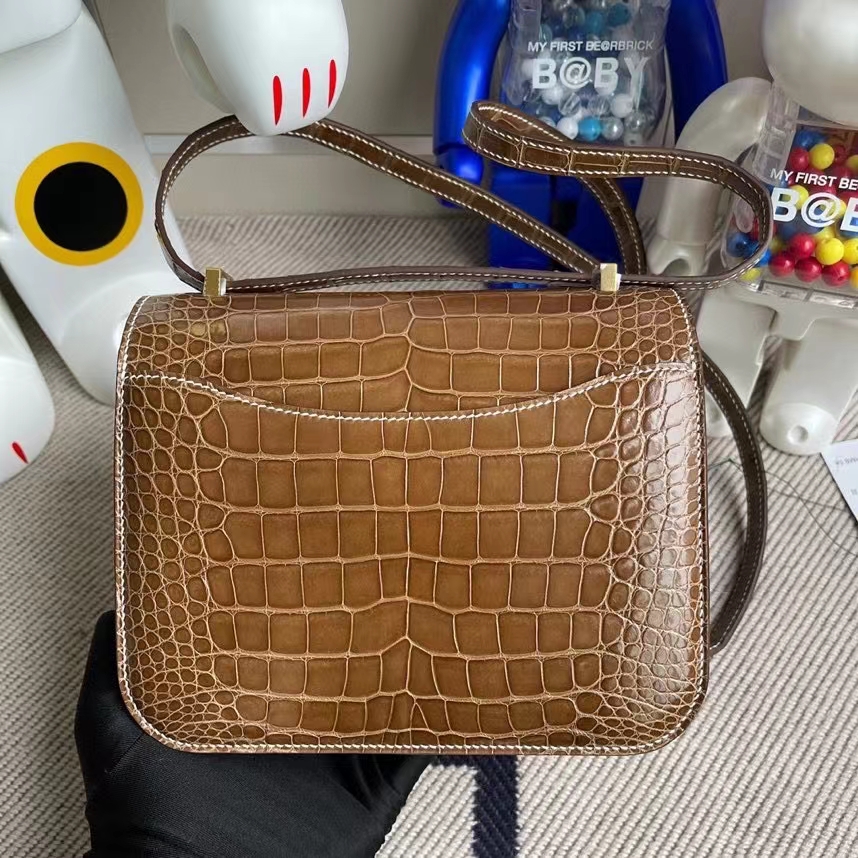 Hermès（爱马仕）Constance 空姐包 Alligator shiny 亮面鳄鱼 烟草色 金扣 18cm 顶级手缝 定制