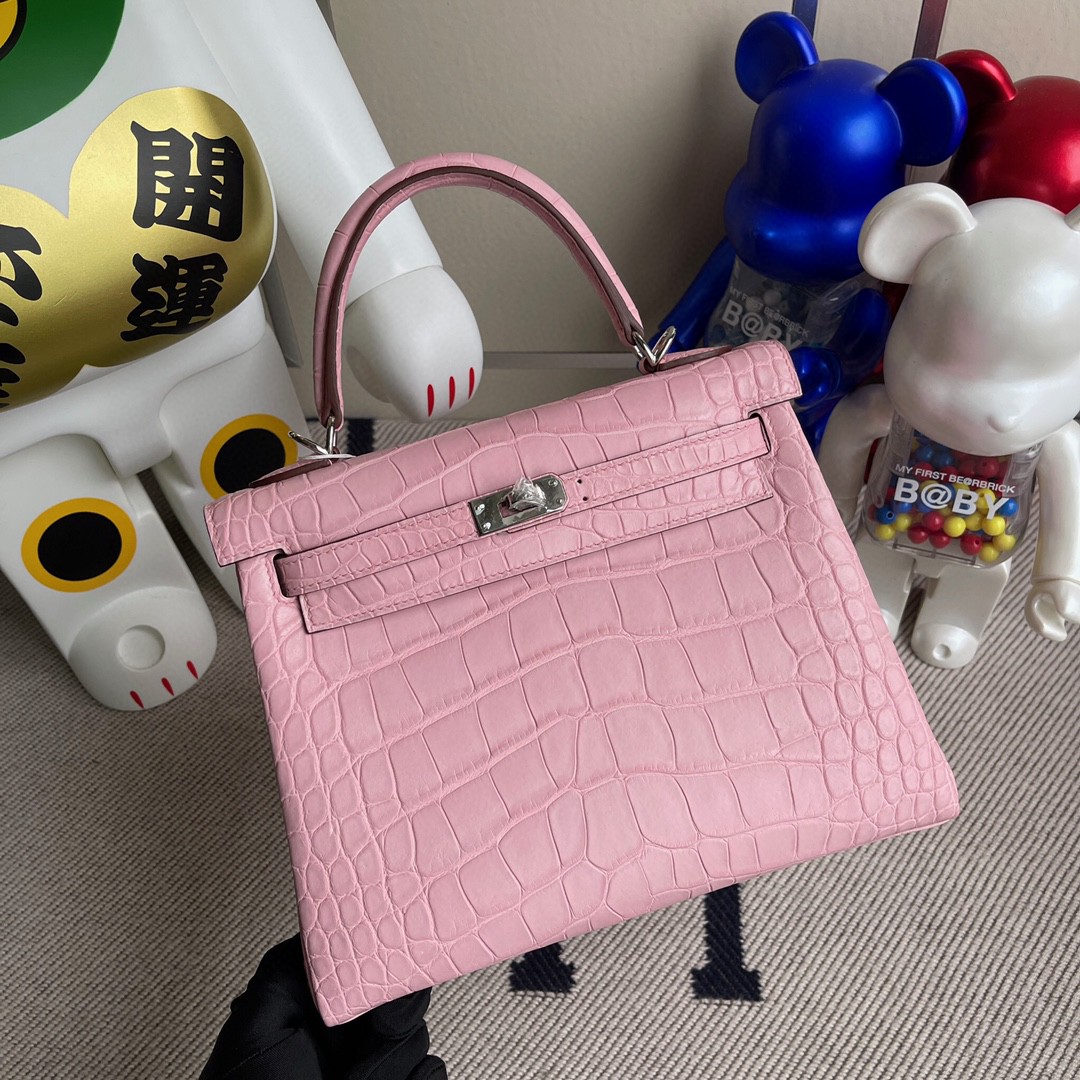 Hermès(爱马仕)Kelly 凯莉包 Alligator matt 雾面鳄鱼 5p 樱花粉 银扣 25cm 顶级手缝 超美-拉尔森鳄鱼皮具定制 - 爱马仕包包官网 Hermès(爱马仕)Kelly 凯莉包 Alligator matt 雾面鳄鱼 5p 樱花粉 银扣 25cm 顶级手缝 超美