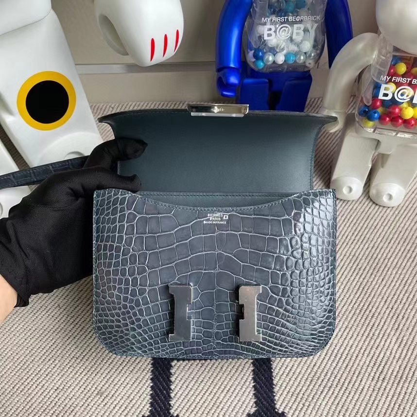 Hermès（爱马仕）Constance 空姐包 Alligator shiny 亮面鳄鱼 N7 风暴蓝 银扣 18cm 顶级手缝 定制