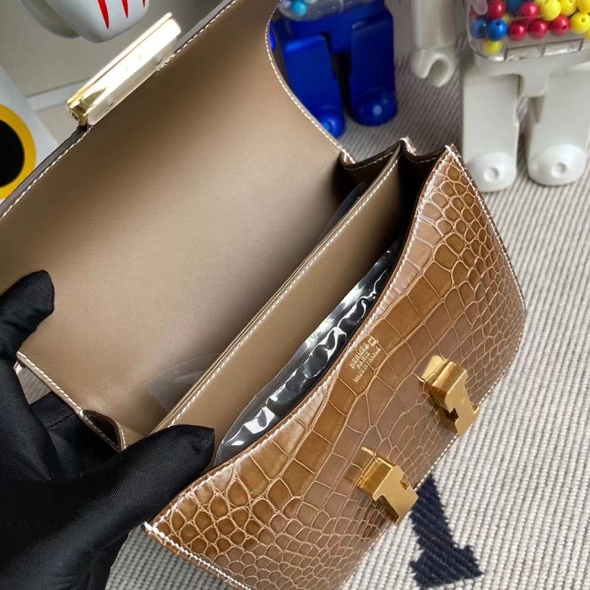 Hermès（爱马仕）Constance 空姐包 Alligator shiny 亮面鳄鱼 烟草色 金扣 18cm 顶级手缝 定制
