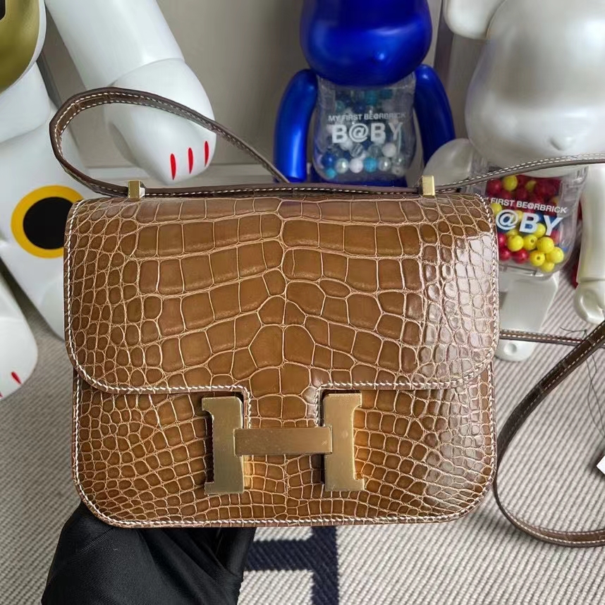 Hermès（爱马仕）Constance 空姐包 Alligator shiny 亮面鳄鱼 烟草色 金扣 18cm 顶级手缝 定制