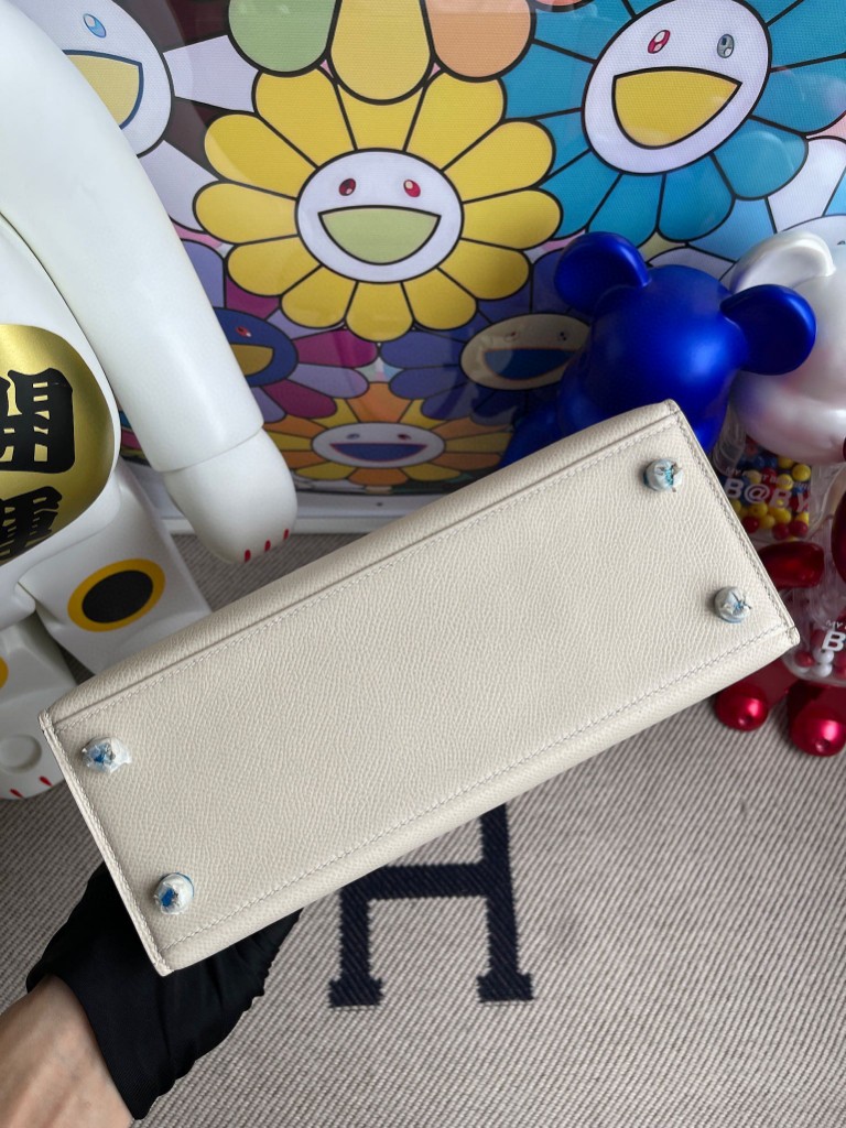 Hermès(爱马仕)Kelly 凯莉包 Epsom 原厂掌纹皮 ck10 奶昔白唇膏粉 磨砂金扣 25cm 马蹄印 顶级手缝-拉尔森鳄鱼皮具定制 - 爱马仕包包官网 Hermès(爱马仕)Kelly 凯莉包 Epsom 原厂掌纹皮 ck10 奶昔白唇膏粉 磨砂金扣 25cm 马蹄印 顶级手缝