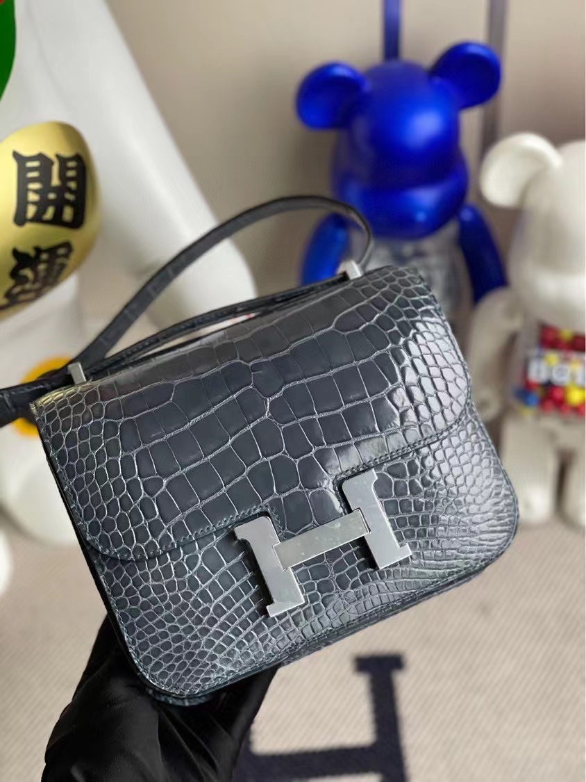 Hermès（爱马仕）Constance 空姐包 Alligator shiny 亮面鳄鱼 N7 风暴蓝 银扣 18cm 顶级手缝 定制