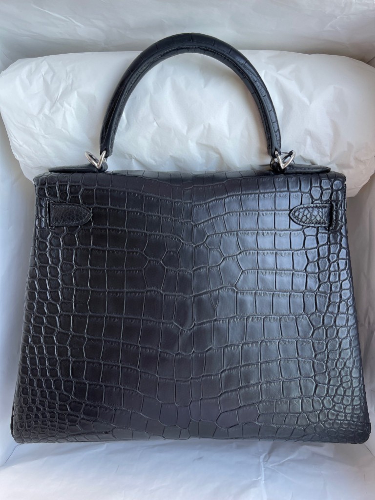 Hermès(爱马仕)Kelly 凯莉包 Porosus matt 雾面鳄鱼 ck89 黑色 Noir 内拼玉兰粉 银扣 28cm-拉尔森鳄鱼皮具定制 - 爱马仕包包官网 Hermès(爱马仕)Kelly 凯莉包 Porosus matt 雾面鳄鱼 ck89 黑色 Noir 内拼玉兰粉 银扣 28cm
