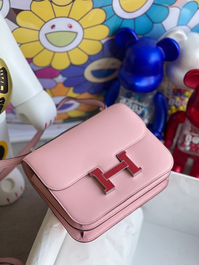 Hermès(爱马仕)Constance 空姐包 Swift 3Q粉 蜥蜴扣 银扣 18cm 顶级手缝 超美-拉尔森鳄鱼皮具定制 - 爱马仕包包官网 Hermès(爱马仕)Constance 空姐包 Swift 3Q粉 蜥蜴扣 银扣 18cm 顶级手缝 超美