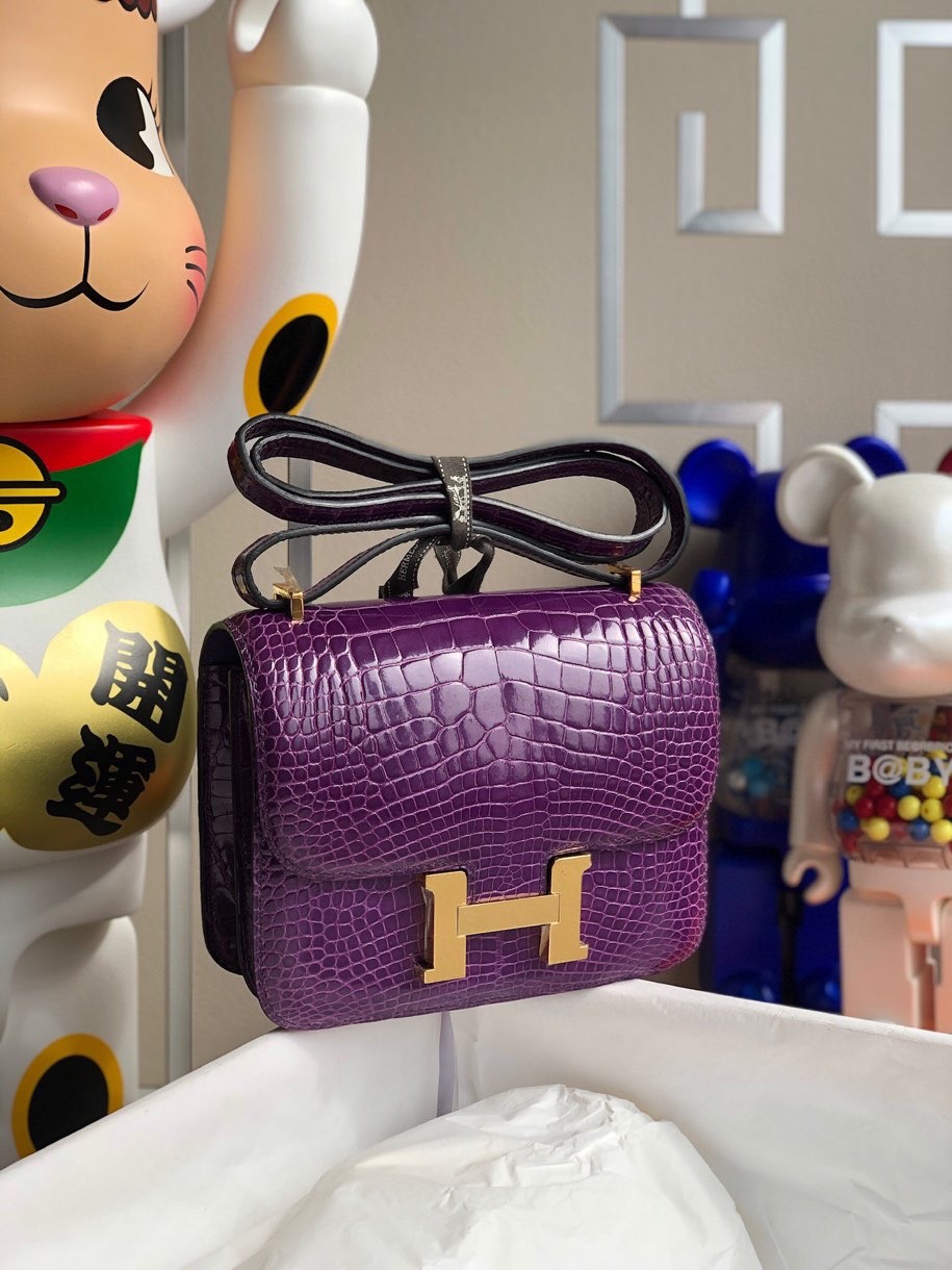Hermès(爱马仕)Constance 空姐包 Alligator shiny 亮面鳄鱼 极度紫 金扣 18cm 顶级手缝 现货-拉尔森鳄鱼皮具定制 - 爱马仕包包官网 Hermès(爱马仕)Constance 空姐包 Alligator shiny 亮面鳄鱼 极度紫 金扣 18cm 顶级手缝 现货