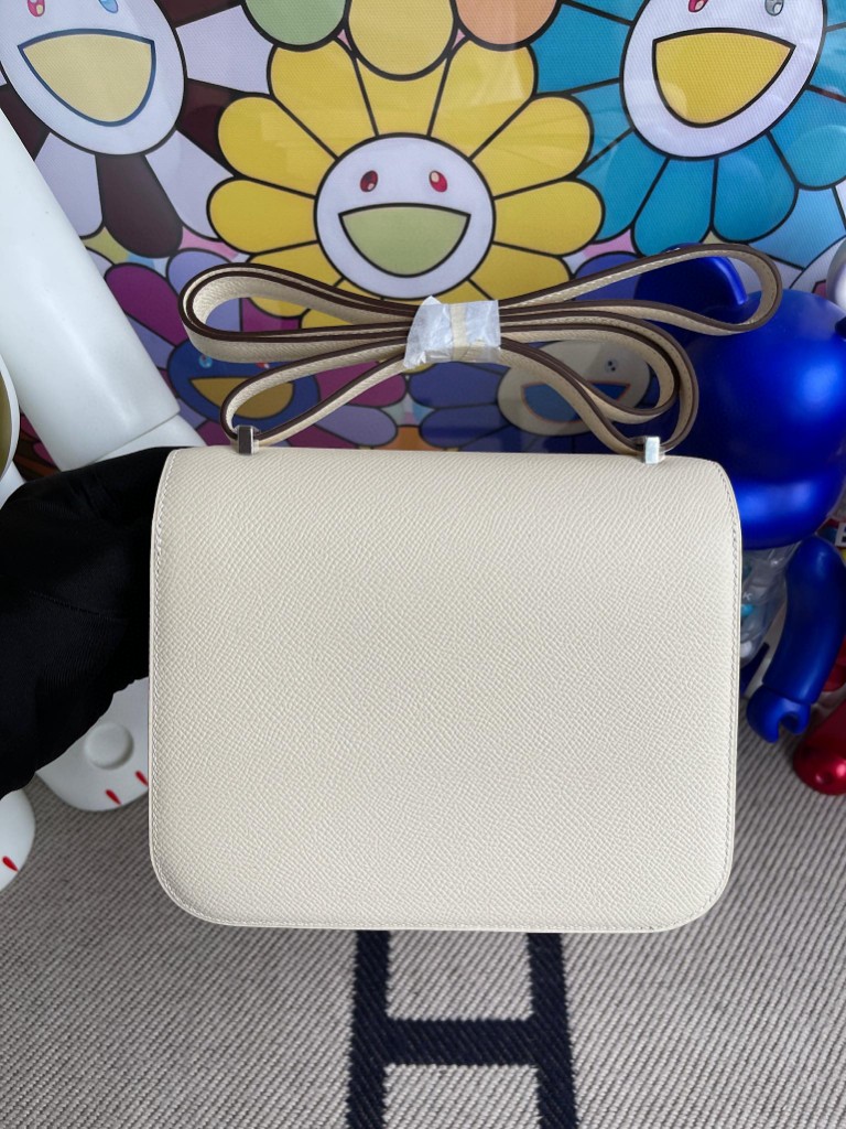 Hermès(爱马仕)Constance 空姐包 Epsom 原厂掌纹皮 I2 nata 奶油白 银扣 18cm 顶级手缝-拉尔森鳄鱼皮具定制 - 爱马仕包包官网 Hermès(爱马仕)Constance 空姐包 Epsom 原厂掌纹皮 I2 nata 奶油白 银扣 18cm 顶级手缝