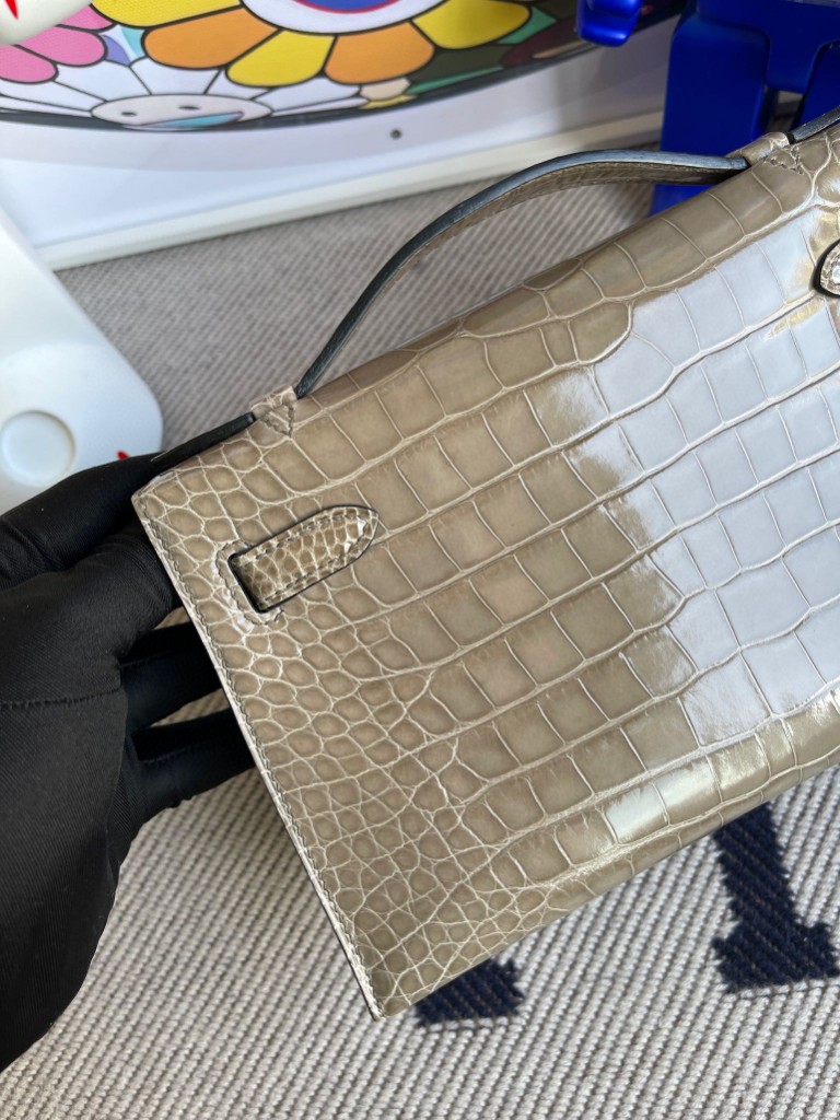 Hermès(爱马仕)Mini kelly pochette Alligator shiny 亮面鳄鱼 ck81 斑鸠灰 金扣 22cm 顶级手缝 现货-拉尔森鳄鱼皮具定制 - 爱马仕包包官网 Hermès(爱马仕)Mini kelly pochette Alligator shiny 亮面鳄鱼 ck81 斑鸠灰 金扣 22cm 顶级手缝 现货