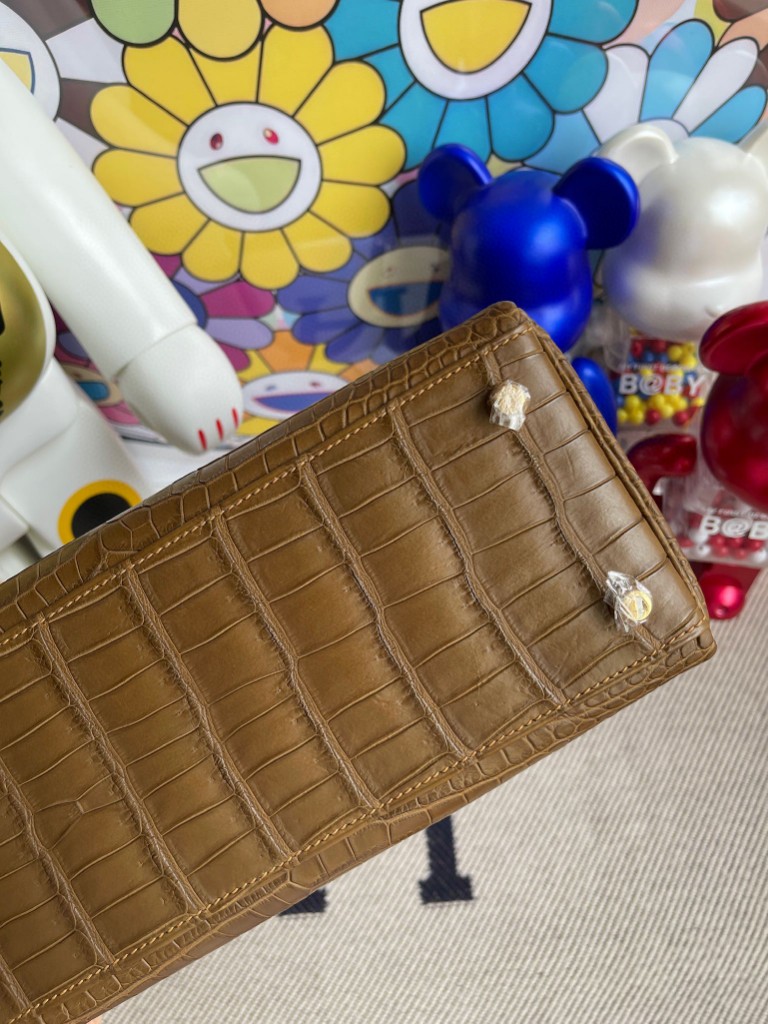 Hermès(爱马仕)Kelly 凯莉包 porosus matt 雾面湾鳄鳄鱼 金棕色 Gold 金扣 28cm 顶级手缝-拉尔森鳄鱼皮具定制 - 爱马仕包包官网 Hermès(爱马仕)Kelly 凯莉包 porosus matt 雾面湾鳄鳄鱼 金棕色 Gold 金扣 28cm 顶级手缝