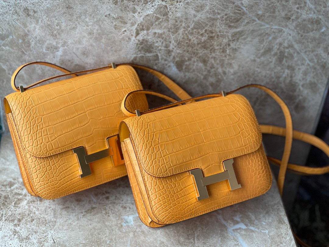 Hermès(爱马仕)Constance 空姐包 Alligator matt 雾面鳄鱼 I9 杏黄色 Apricot 金扣 18cm 顶级手缝 现货-拉尔森鳄鱼皮具定制 - 爱马仕包包官网 Hermès(爱马仕)Constance 空姐包 Alligator matt 雾面鳄鱼 I9 杏黄色 Apricot 金扣 18cm 顶级手缝 现货