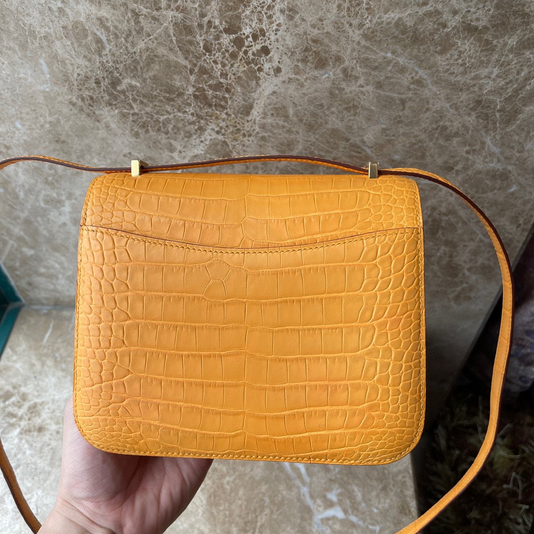 Hermès(爱马仕)Constance 空姐包 Alligator matt 雾面鳄鱼 I9 杏黄色 Apricot 金扣 18cm 顶级手缝 现货-拉尔森鳄鱼皮具定制 - 爱马仕包包官网 Hermès(爱马仕)Constance 空姐包 Alligator matt 雾面鳄鱼 I9 杏黄色 Apricot 金扣 18cm 顶级手缝 现货