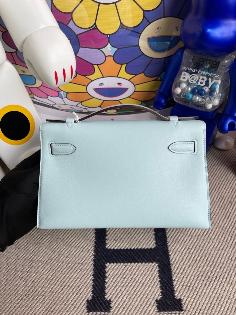 Hermès(爱马仕)Mini kelly pochette Swift T0 雾蓝色 金扣 22cm 手拿包 晚宴包-拉尔森鳄鱼皮具定制 - 爱马仕包包官网 Hermès(爱马仕)Mini kelly pochette Swift T0 雾蓝色 金扣 22cm 手拿包 晚宴包