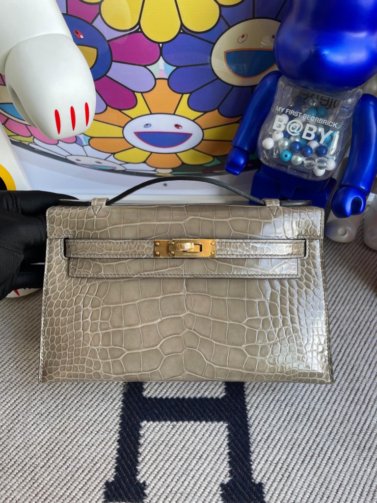 Hermès（爱马仕）Mini kelly pochette Alligator shiny 亮面鳄鱼 ck81 斑鸠灰 金扣 22cm 顶级手缝 现货