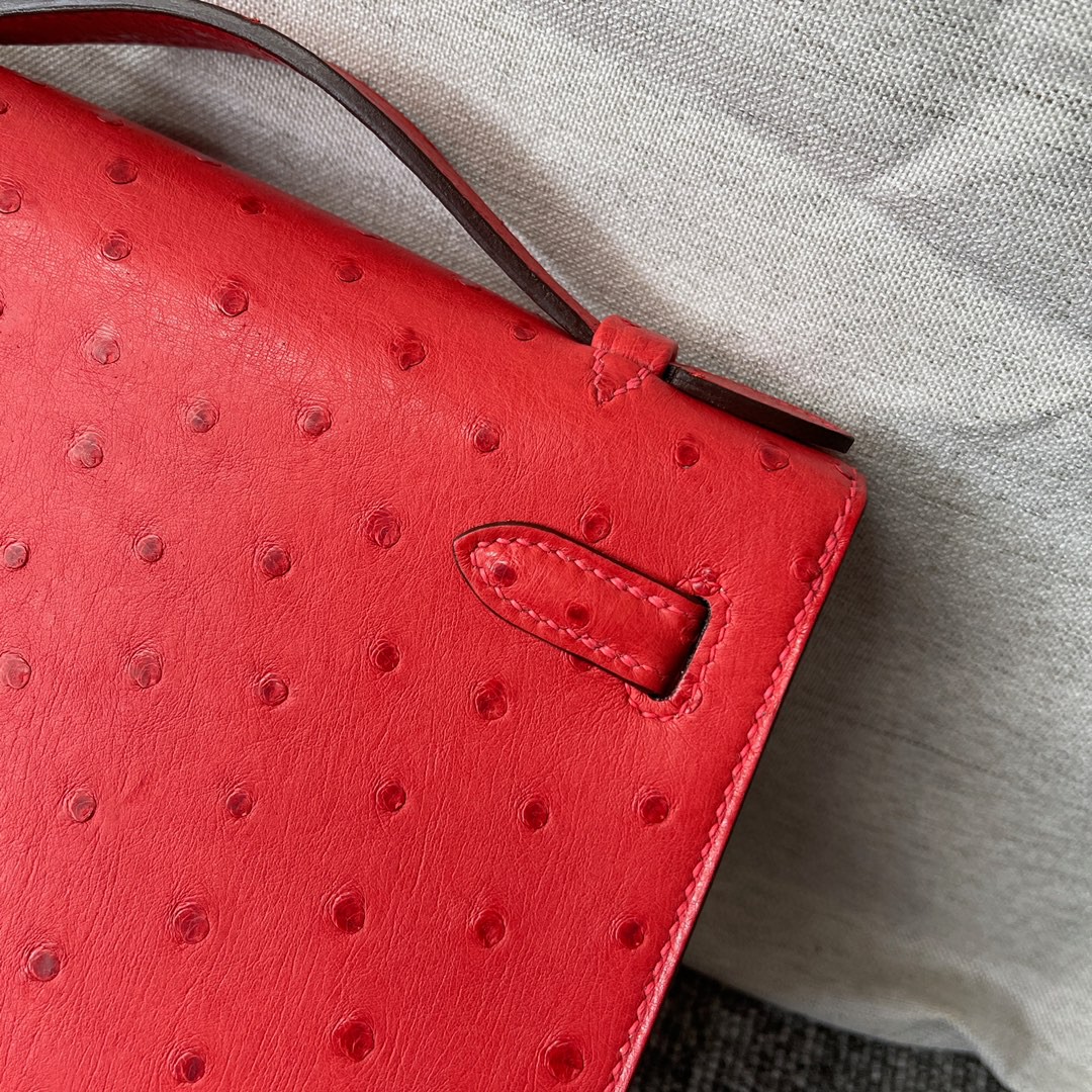 Hermès(爱马仕)Mini kelly pochette Q5 国旗红 鸵鸟皮 金扣 22cm 顶级手缝 手拿包 晚宴包-拉尔森鳄鱼皮具定制 - 爱马仕包包官网 Hermès(爱马仕)Mini kelly pochette Q5 国旗红 鸵鸟皮 金扣 22cm 顶级手缝 手拿包 晚宴包