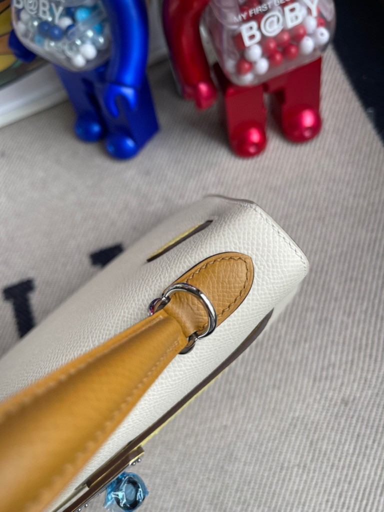 Hermès（爱马仕）Kelly 凯莉包 Epsom 原厂掌纹皮 奶油白拼芝麻色拼小鸡黄 银扣 马蹄印 25cm