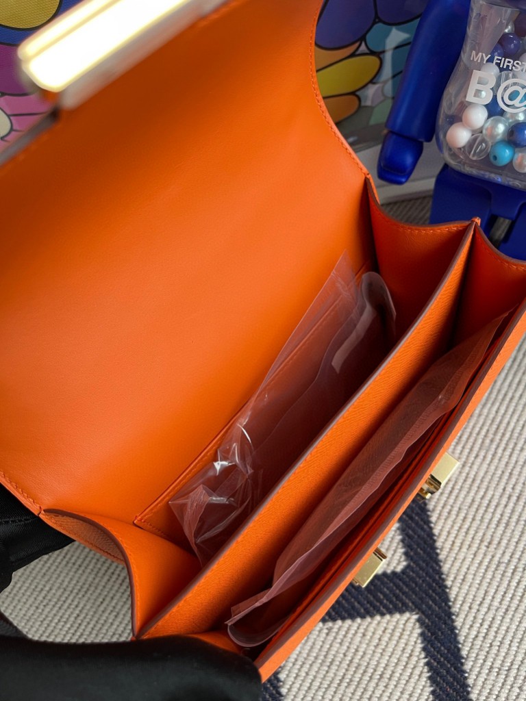 Hermès(爱马仕)Constance 空姐包 Epsom 原厂掌纹皮 93 橙色 Orange 金扣 18cm 顶级手缝-拉尔森鳄鱼皮具定制 - 爱马仕包包官网 Hermès(爱马仕)Constance 空姐包 Epsom 原厂掌纹皮 93 橙色 Orange 金扣 18cm 顶级手缝
