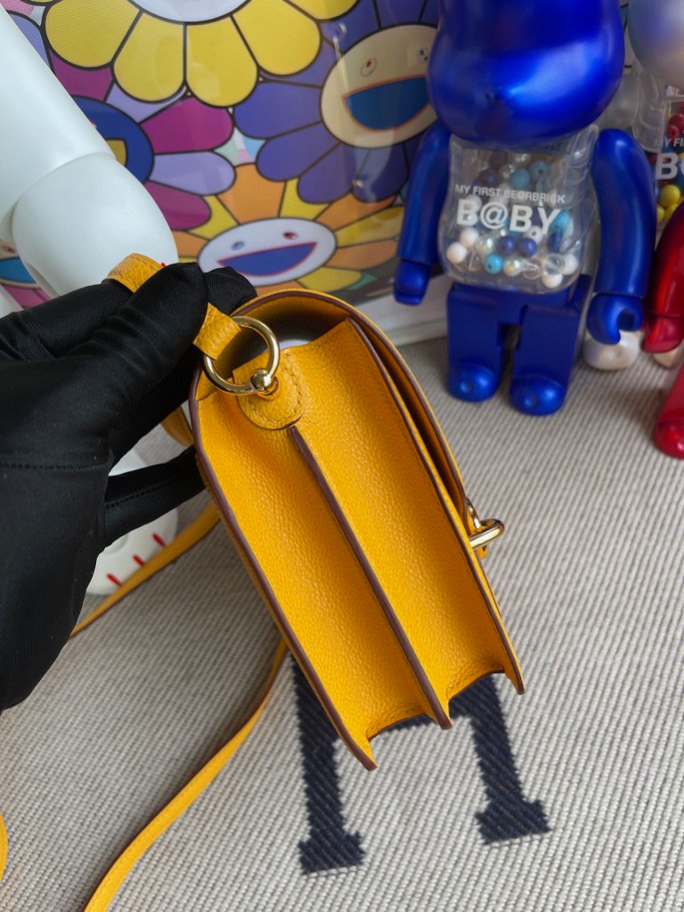 Hermès(爱马仕)Roulis 猪鼻包 Evecolor 9V 太阳黄 金扣 18cm 顶级手缝-拉尔森鳄鱼皮具定制 - 爱马仕包包官网 Hermès(爱马仕)Roulis 猪鼻包 Evecolor 9V 太阳黄 金扣 18cm 顶级手缝