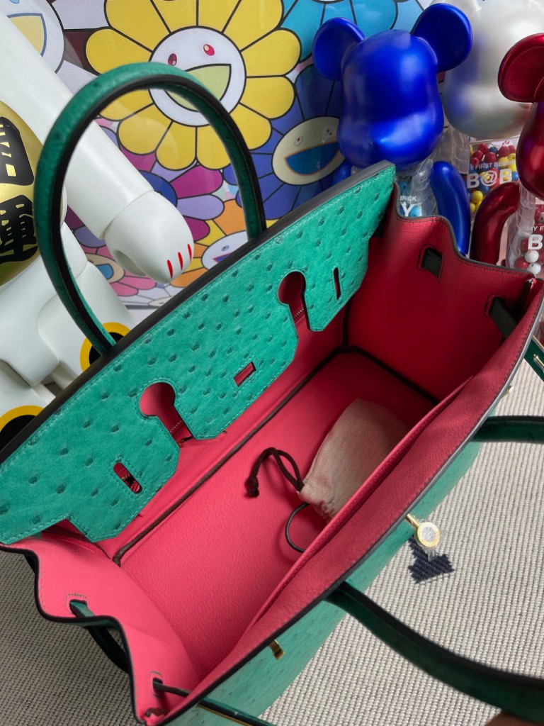 Hermès(爱马仕)Birkin 铂金包 Ostrich kk鸵鸟 U4 丝绒绿内拼唇膏粉 金扣 30cm 马蹄印 顶级手缝-拉尔森鳄鱼皮具定制 - 爱马仕包包官网 Hermès(爱马仕)Birkin 铂金包 Ostrich kk鸵鸟 U4 丝绒绿内拼唇膏粉 金扣 30cm 马蹄印 顶级手缝
