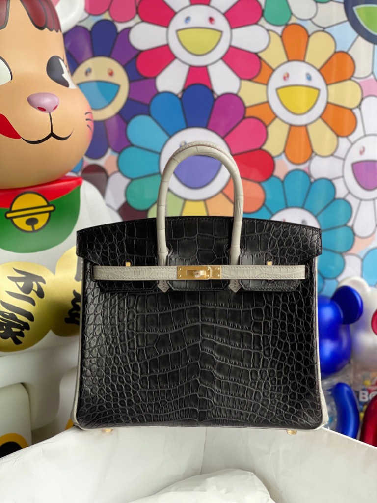 Hermès(爱马仕)Birkin 铂金包 Alligator 马蹄雾面鳄鱼 ck89 黑色 拼 ck80 珍珠灰 磨砂金扣 马蹄印 25cm-拉尔森鳄鱼皮具定制 - 爱马仕包包官网 Hermès(爱马仕)Birkin 铂金包 Alligator 马蹄雾面鳄鱼 ck89 黑色 拼 ck80 珍珠灰 磨砂金扣 马蹄印 25cm