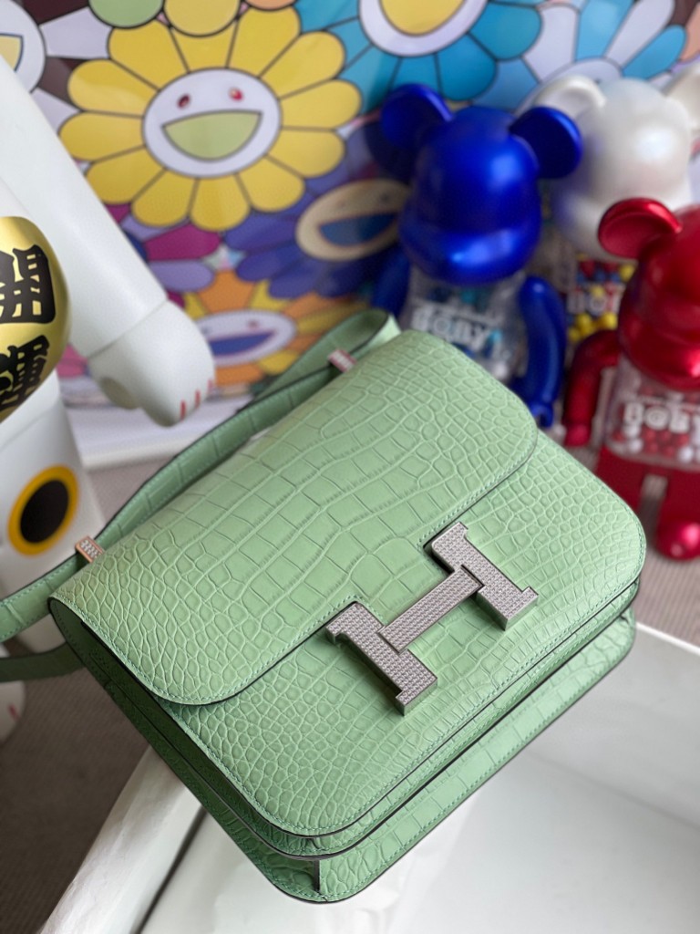 Hermès(爱马仕)Constance 空姐包 Alligator matt 雾面鳄鱼 6U 薄荷绿 钻扣 18cm 顶级手缝-拉尔森鳄鱼皮具定制 - 爱马仕包包官网 Hermès(爱马仕)Constance 空姐包 Alligator matt 雾面鳄鱼 6U 薄荷绿 钻扣 18cm 顶级手缝