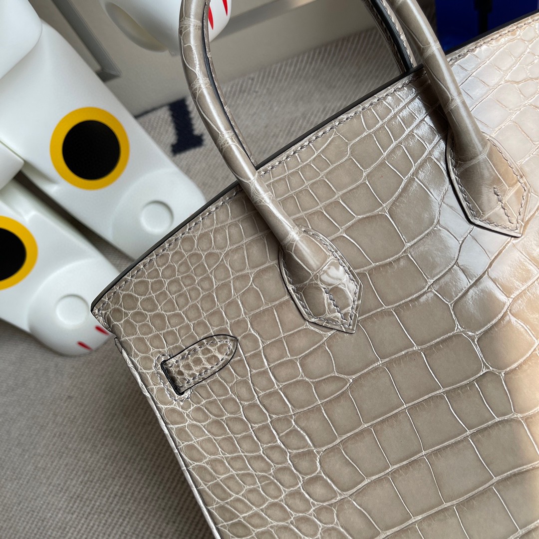 Hermès(爱马仕)Birkin 铂金包 Alligator shiny 亮面鳄鱼 ck81 斑鸠灰 金扣 25cm 顶级手缝-拉尔森鳄鱼皮具定制 - 爱马仕包包官网 Hermès(爱马仕)Birkin 铂金包 Alligator shiny 亮面鳄鱼 ck81 斑鸠灰 金扣 25cm 顶级手缝