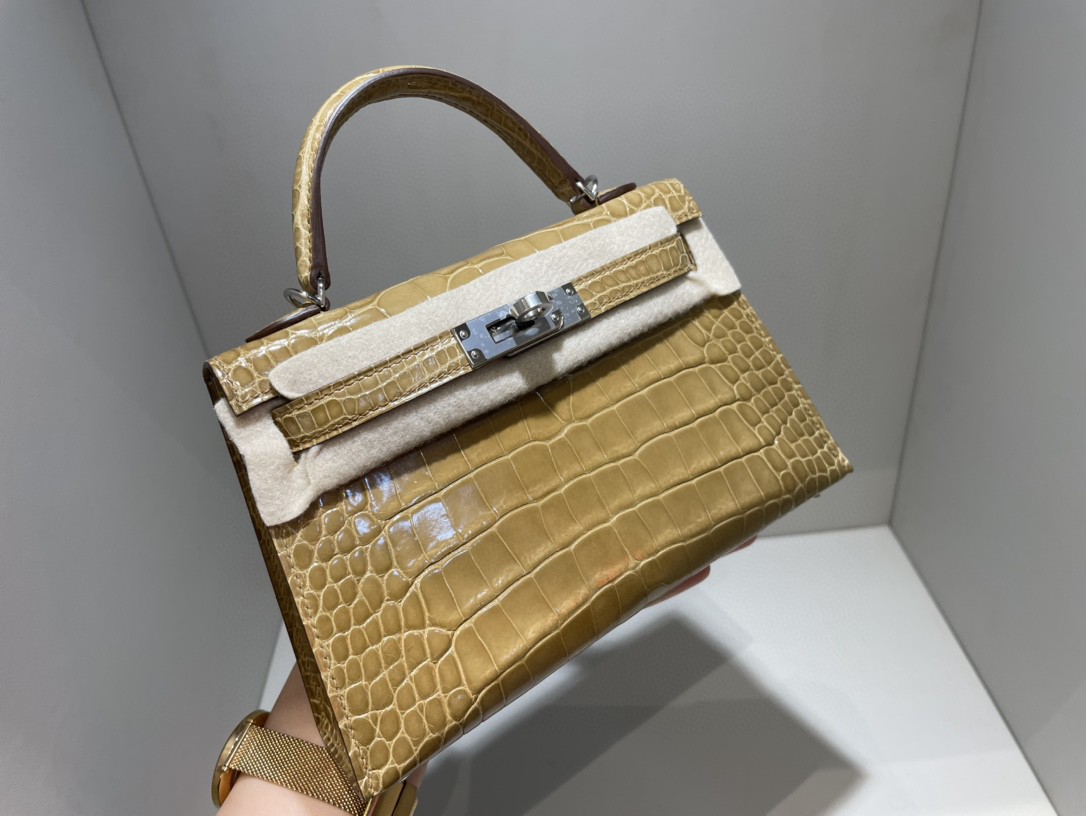 Hermès（爱马仕）Mini kelly ll Alligator shiny 亮面鳄鱼 奶茶色 金扣 顶级手缝 现货