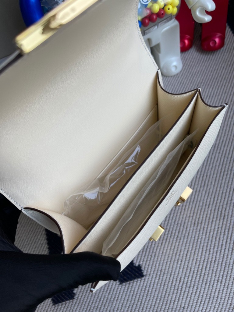 Hermès(爱马仕)Constance 空姐包 Epsom 原厂掌纹皮 I2 奶油白 nata 金扣 18cm 顶级手缝-拉尔森鳄鱼皮具定制 - 爱马仕包包官网 Hermès(爱马仕)Constance 空姐包 Epsom 原厂掌纹皮 I2 奶油白 nata 金扣 18cm 顶级手缝
