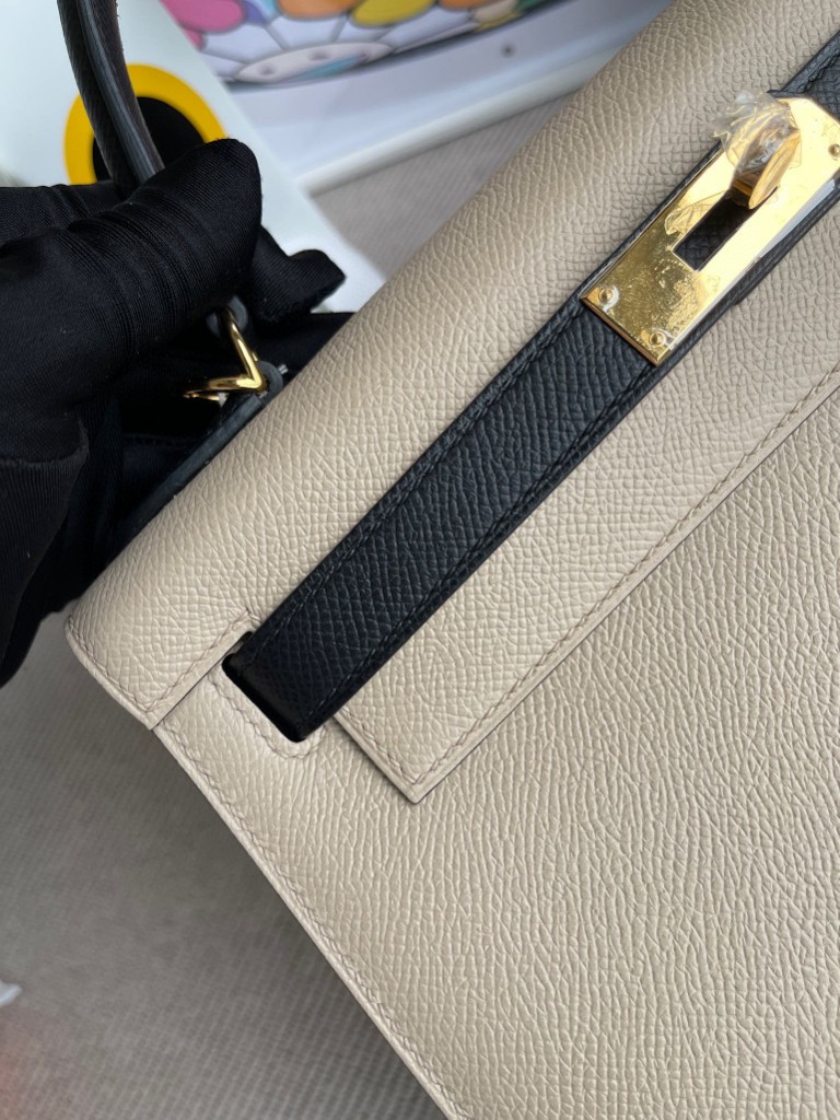 Hermès（爱马仕）Kelly 凯莉包 Epsom 原厂掌纹皮 s2风衣灰 Trench 拼 黑色 Noir 金扣 马蹄印 28cm 顶级手缝