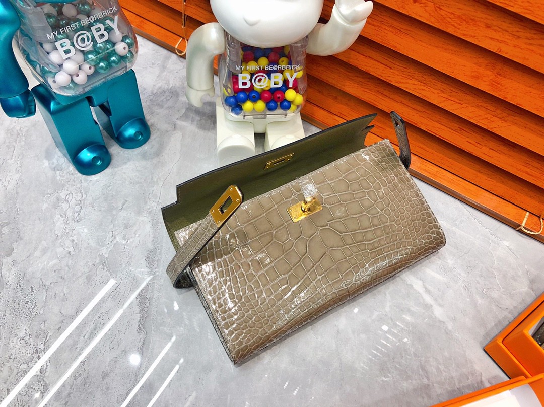 Hermès(爱马仕)Kelly wallet Alligator shiny 亮面鳄鱼 ck81 斑鸠灰 金扣 现货-拉尔森鳄鱼皮具定制 - 爱马仕包包官网 Hermès(爱马仕)Kelly wallet Alligator shiny 亮面鳄鱼 ck81 斑鸠灰 金扣 现货