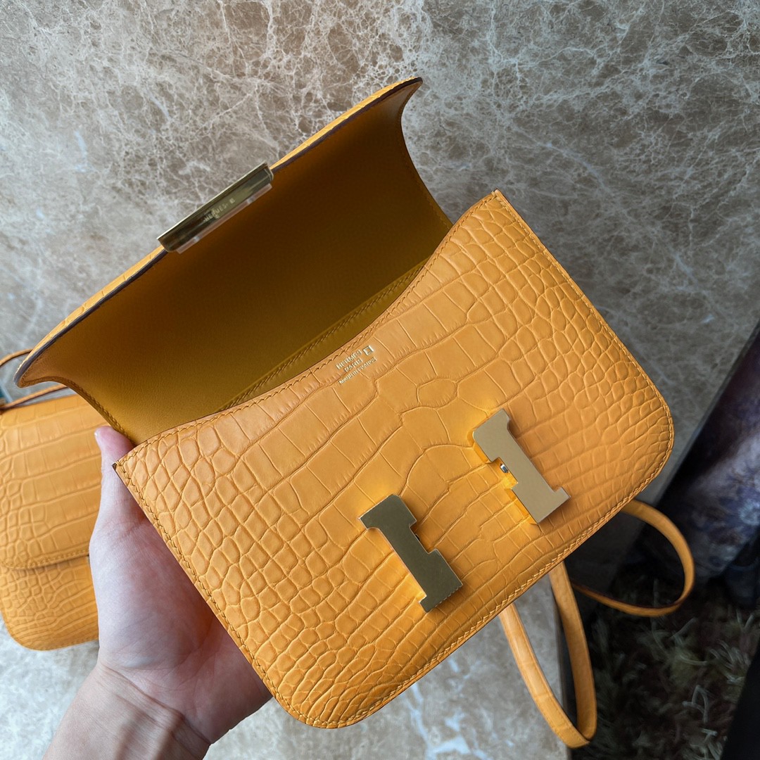 Hermès（爱马仕）Constance 空姐包 Alligator matt 雾面鳄鱼 I9 杏黄色 Apricot 金扣 18cm 顶级手缝 现货