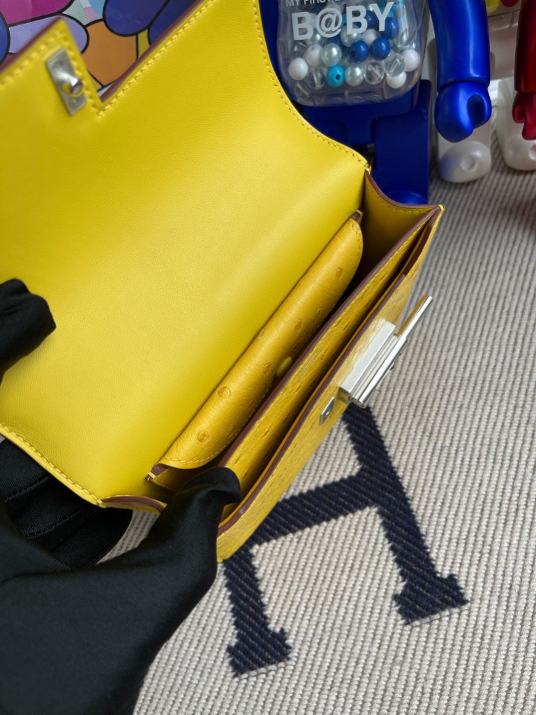 Hermès（爱马仕）Verrou 机枪包 Ostrich kk 鸵鸟 9R 柠檬黄 银扣 17cm 顶级手缝