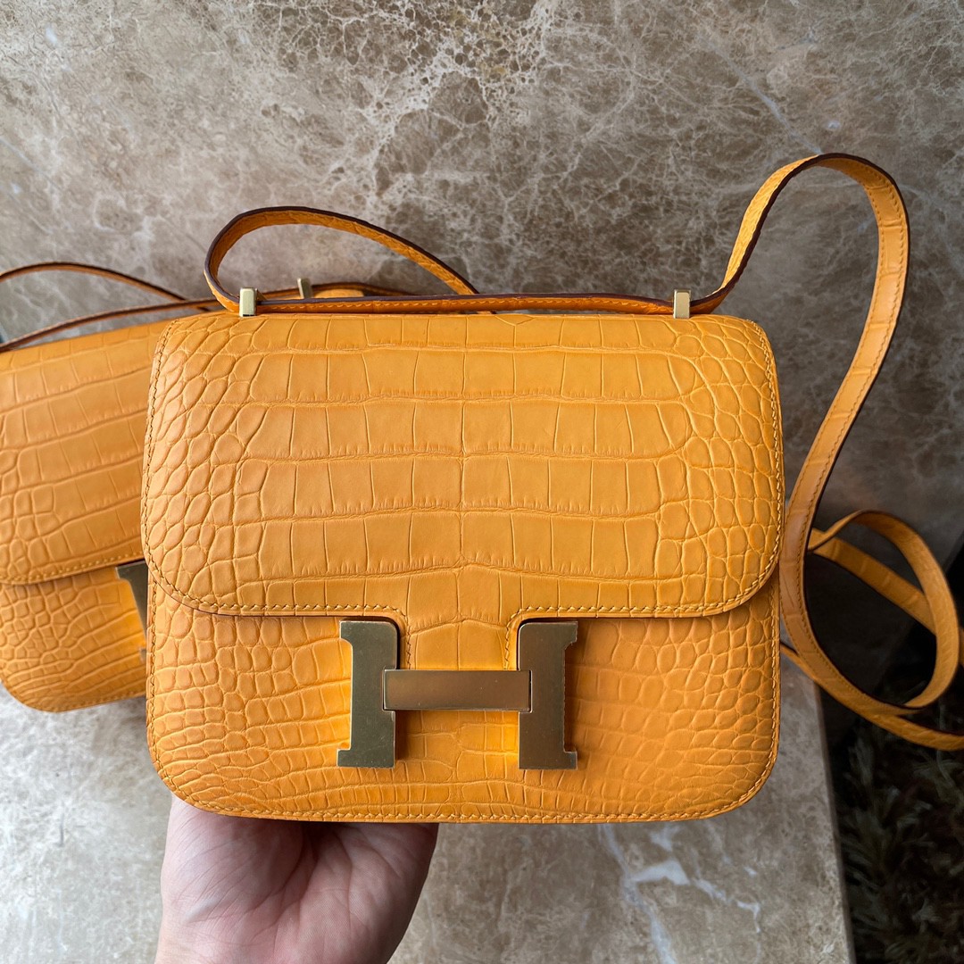 Hermès（爱马仕）Constance 空姐包 Alligator matt 雾面鳄鱼 I9 杏黄色 Apricot 金扣 18cm 顶级手缝 现货