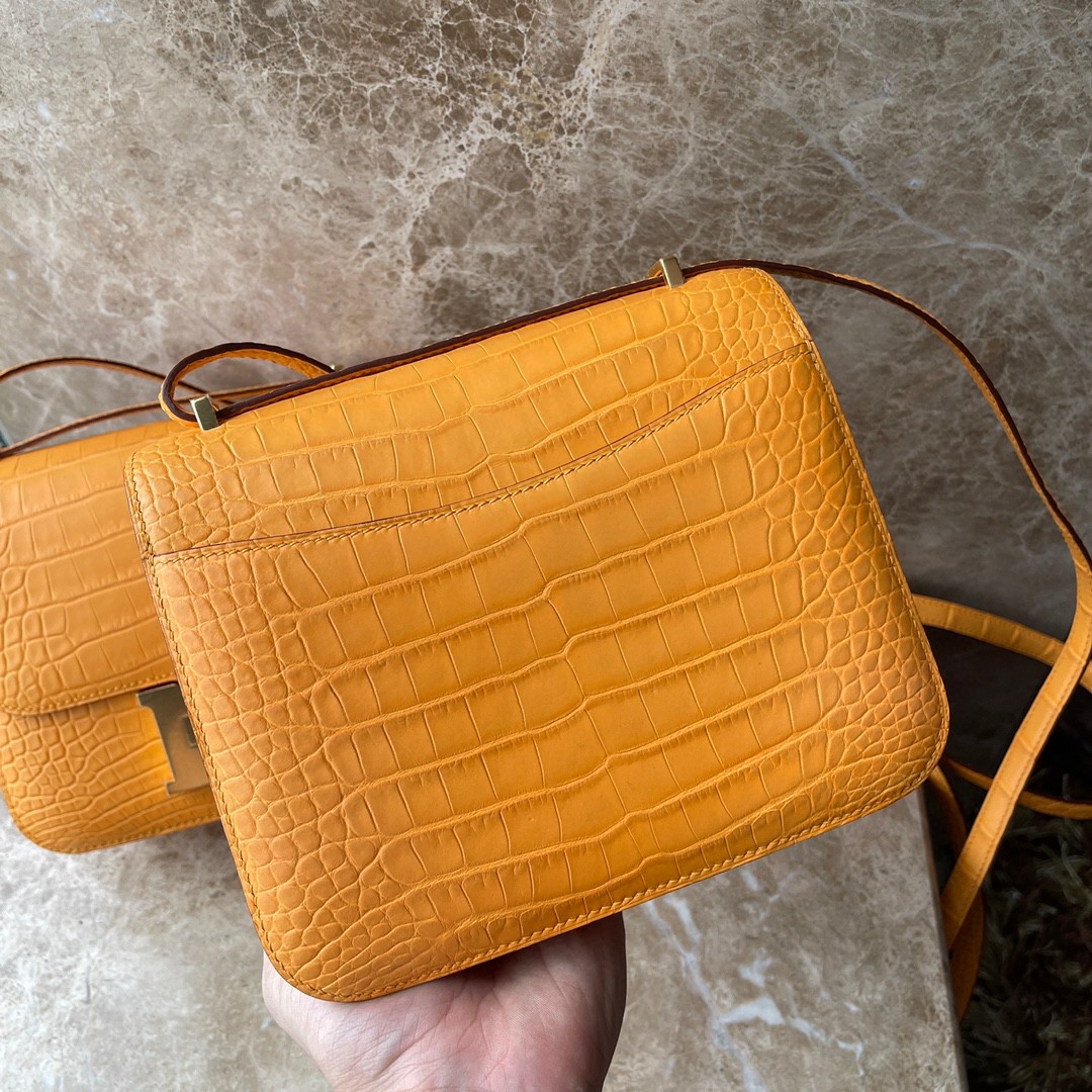 Hermès（爱马仕）Constance 空姐包 Alligator matt 雾面鳄鱼 I9 杏黄色 Apricot 金扣 18cm 顶级手缝 现货