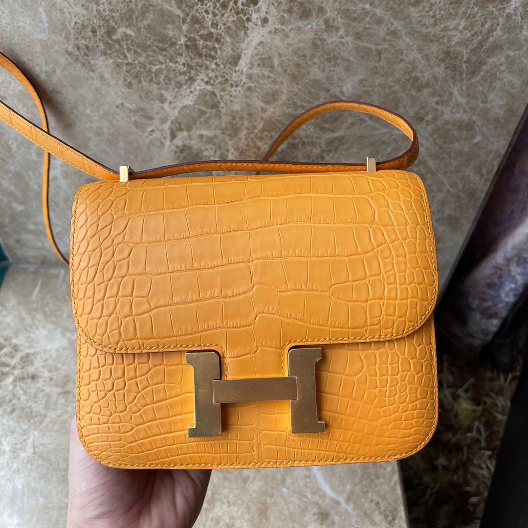 Hermès（爱马仕）Constance 空姐包 Alligator matt 雾面鳄鱼 I9 杏黄色 Apricot 金扣 18cm 顶级手缝 现货