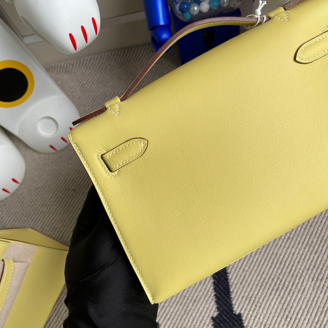 Hermès(爱马仕)最新色 Mini kelly pochette 1Z 小鸡黄 Swift 银扣 22cm-拉尔森鳄鱼皮具定制 - 爱马仕包包官网 Hermès(爱马仕)最新色 Mini kelly pochette 1Z 小鸡黄 Swift 银扣 22cm