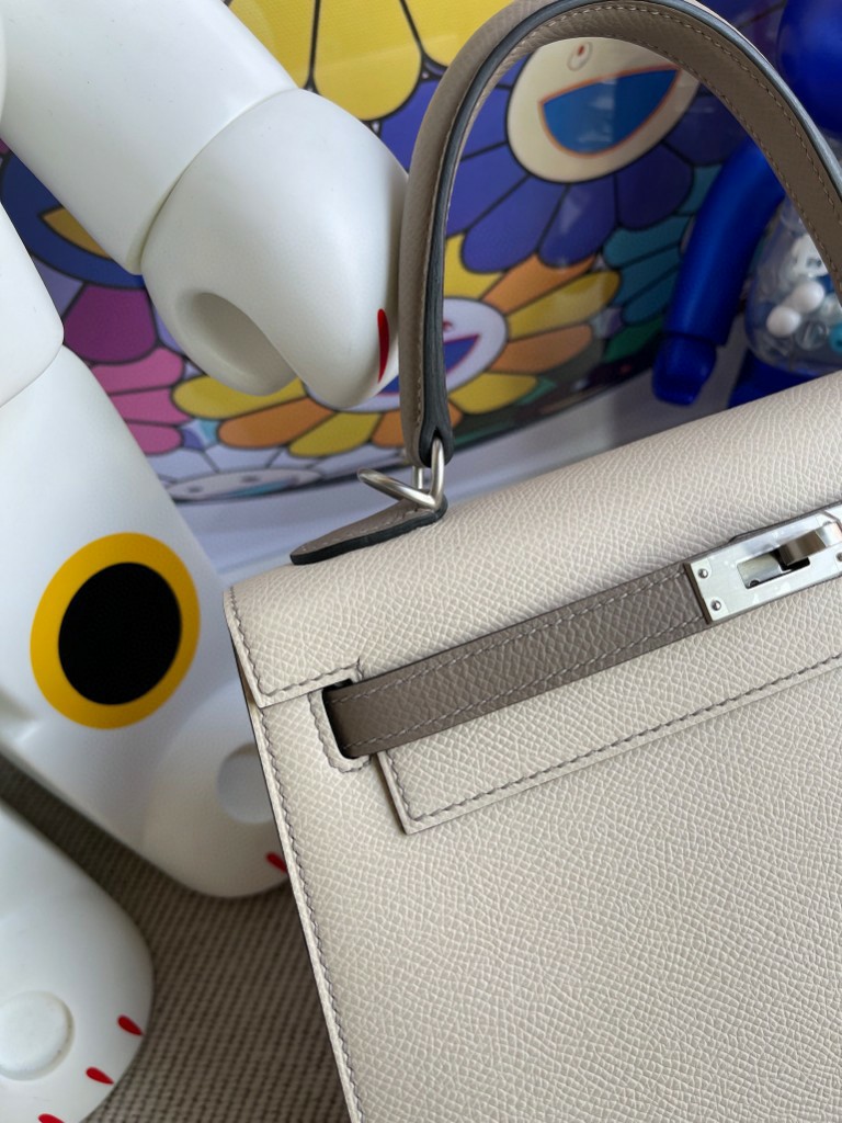 Hermès（爱马仕）Kelly 凯莉包 Epsom 原厂掌纹皮 ck10 奶昔白 拼 M8 沥青灰 磨砂银扣 马蹄印 25cm