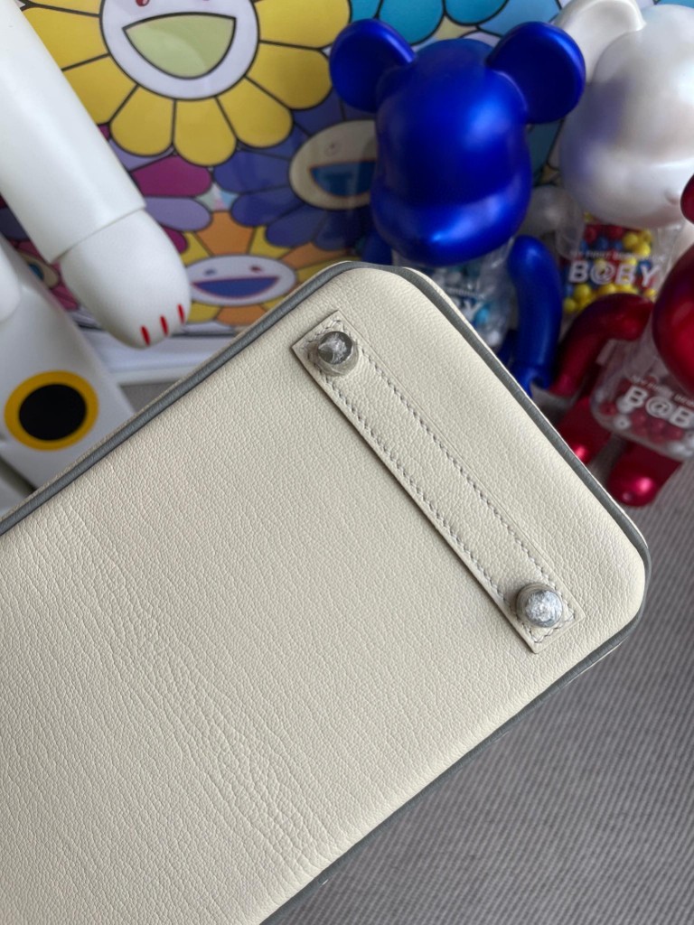 Hermès(爱马仕)Birkin 铂金包 Chevre 山羊皮 奶白 拼 杏绿色 磨砂银扣 马蹄印 25cm 顶级手缝-拉尔森鳄鱼皮具定制 - 爱马仕包包官网 Hermès(爱马仕)Birkin 铂金包 Chevre 山羊皮 奶白 拼 杏绿色 磨砂银扣 马蹄印 25cm 顶级手缝