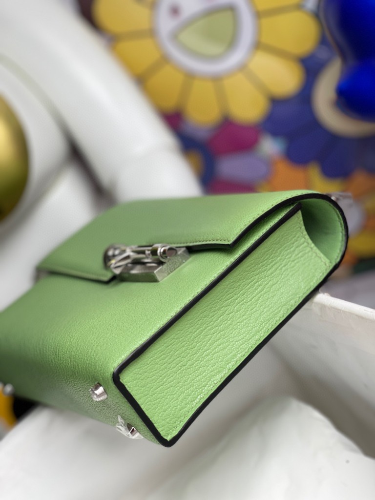 Hermès（爱马仕）Verrou 插销包 Chevre 3i 牛油果绿 银扣 17cm 顶级手缝
