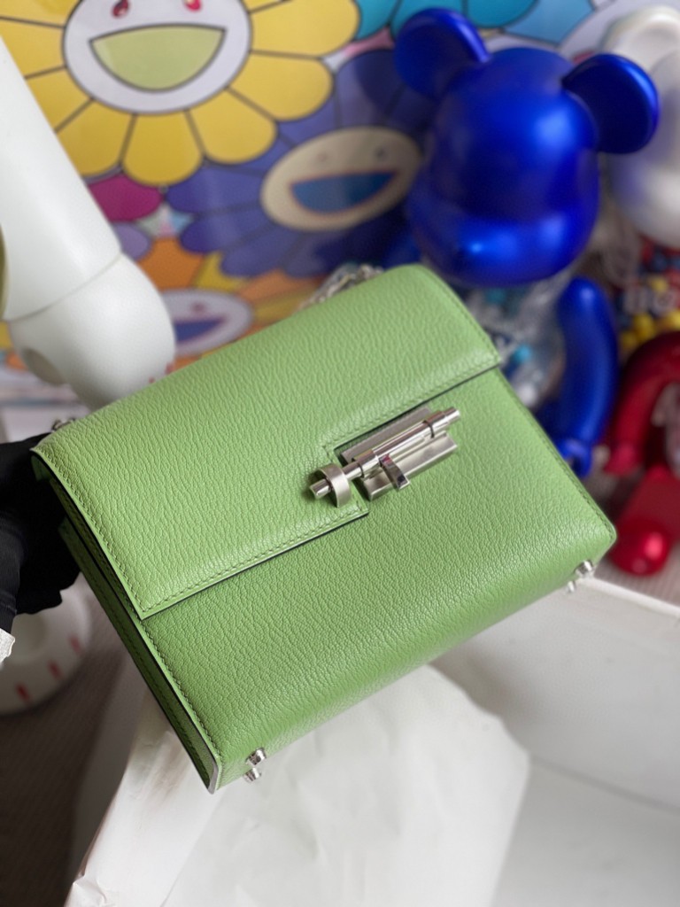 Hermès（爱马仕）Verrou 插销包 Chevre 3i 牛油果绿 银扣 17cm 顶级手缝