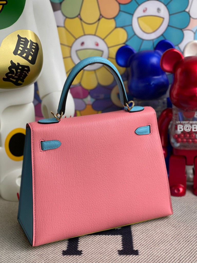 Hermès(爱马仕)Kelly 凯莉包 山羊皮 Chevre 鹅蛋黄 拼 糖果蓝 拼 奶昔粉 金扣 马蹄印 25cm-拉尔森鳄鱼皮具定制 - 爱马仕包包官网 Hermès(爱马仕)Kelly 凯莉包 山羊皮 Chevre 鹅蛋黄 拼 糖果蓝 拼 奶昔粉 金扣 马蹄印 25cm