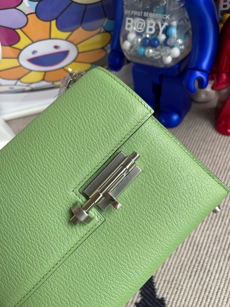 Hermès（爱马仕）Verrou 插销包 Chevre 3i 牛油果绿 银扣 17cm 顶级手缝