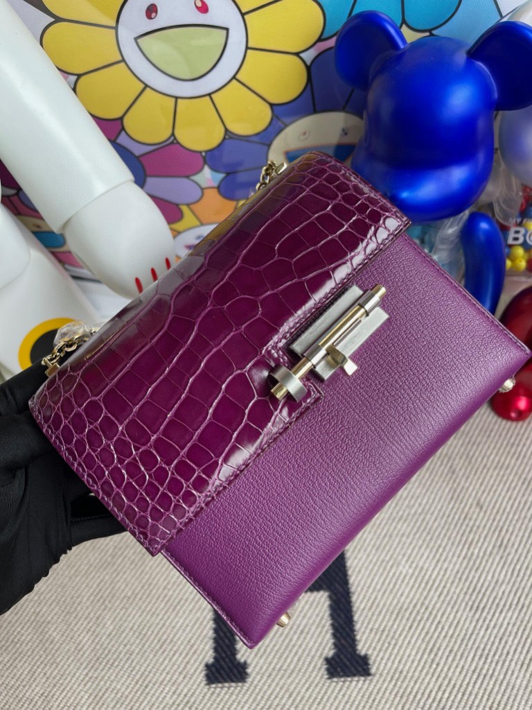 Hermès(爱马仕)Verrou 插销包 Chevre 海葵紫 拼 加仑紫 亮面鳄鱼 双拼扣 17cm-拉尔森鳄鱼皮具定制 - 爱马仕包包官网 Hermès(爱马仕)Verrou 插销包 Chevre 海葵紫 拼 加仑紫 亮面鳄鱼 双拼扣 17cm