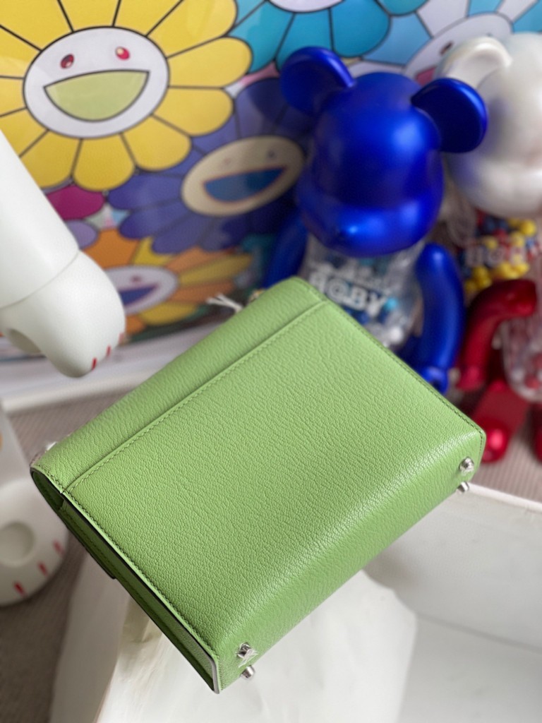 Hermès（爱马仕）Verrou 插销包 Chevre 3i 牛油果绿 银扣 17cm 顶级手缝