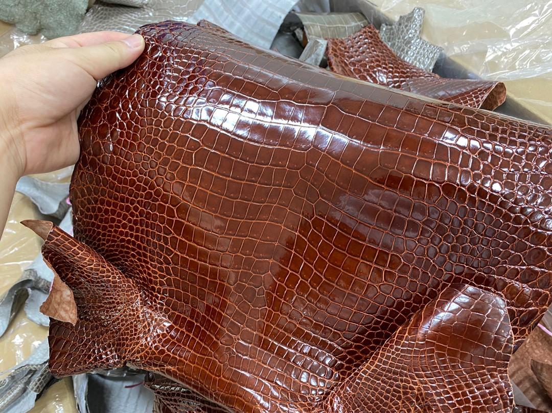 Hermès(爱马仕)新皮 Porosus shiny 亮面澳洲湾鳄 cc31 蜜糖棕-拉尔森鳄鱼皮具定制 - 爱马仕包包官网 Hermès(爱马仕)新皮 Porosus shiny 亮面澳洲湾鳄 cc31 蜜糖棕