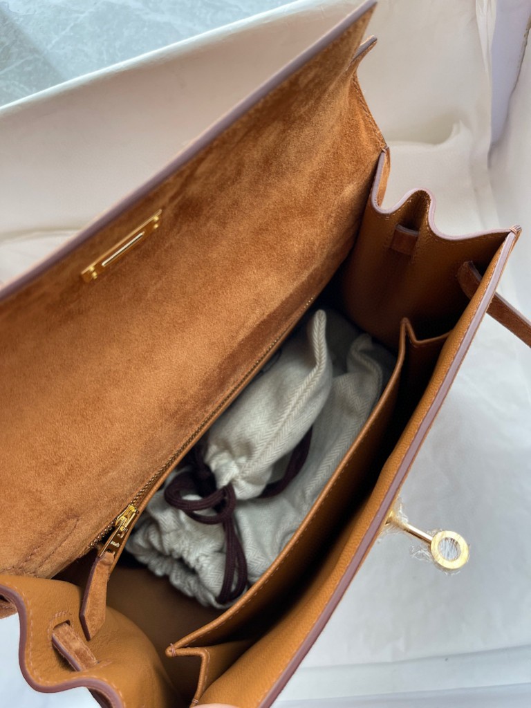 Hermès(爱马仕)Kelly 凯莉包 麂皮 ck37 金棕色 Gold 金扣 25cm 顶级手缝 现货-拉尔森鳄鱼皮具定制 - 爱马仕包包官网 Hermès(爱马仕)Kelly 凯莉包 麂皮 ck37 金棕色 Gold 金扣 25cm 顶级手缝 现货