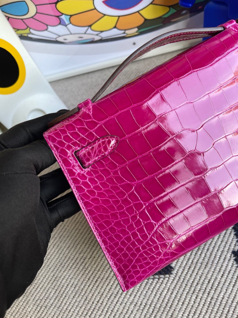 Hermès(爱马仕)Mini kelly pochette Alligator shiny 亮面鳄鱼 J5 天方夜谭粉紫 金扣 22cm-拉尔森鳄鱼皮具定制 - 爱马仕包包官网 Hermès(爱马仕)Mini kelly pochette Alligator shiny 亮面鳄鱼 J5 天方夜谭粉紫 金扣 22cm