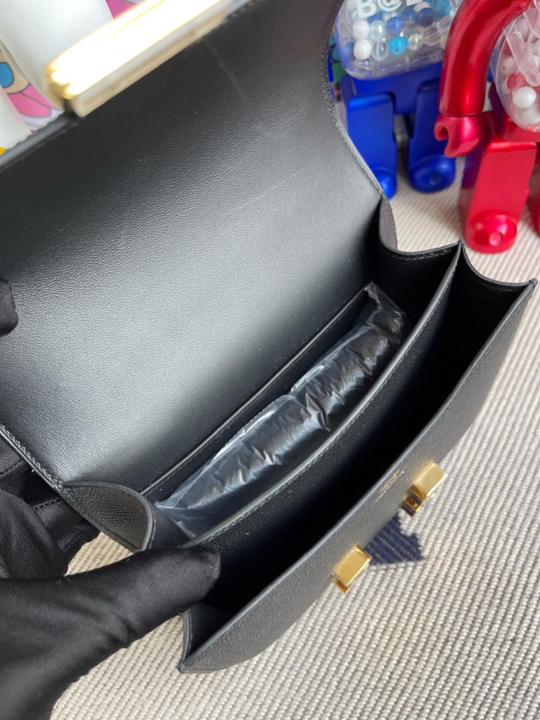 Hermès(爱马仕)Constance 空姐包 Epsom 原厂掌纹皮 ck89 黑色 Noir 金扣 18cm 顶级手缝-拉尔森鳄鱼皮具定制 - 爱马仕包包官网 Hermès(爱马仕)Constance 空姐包 Epsom 原厂掌纹皮 ck89 黑色 Noir 金扣 18cm 顶级手缝