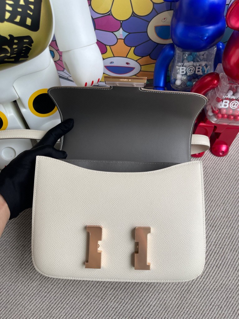 Hermès（爱马仕）Constance 空姐包 Epsom 原厂掌纹皮 ck10 奶昔白 内拼 锡器灰 玫瑰金扣 马蹄印 24cm
