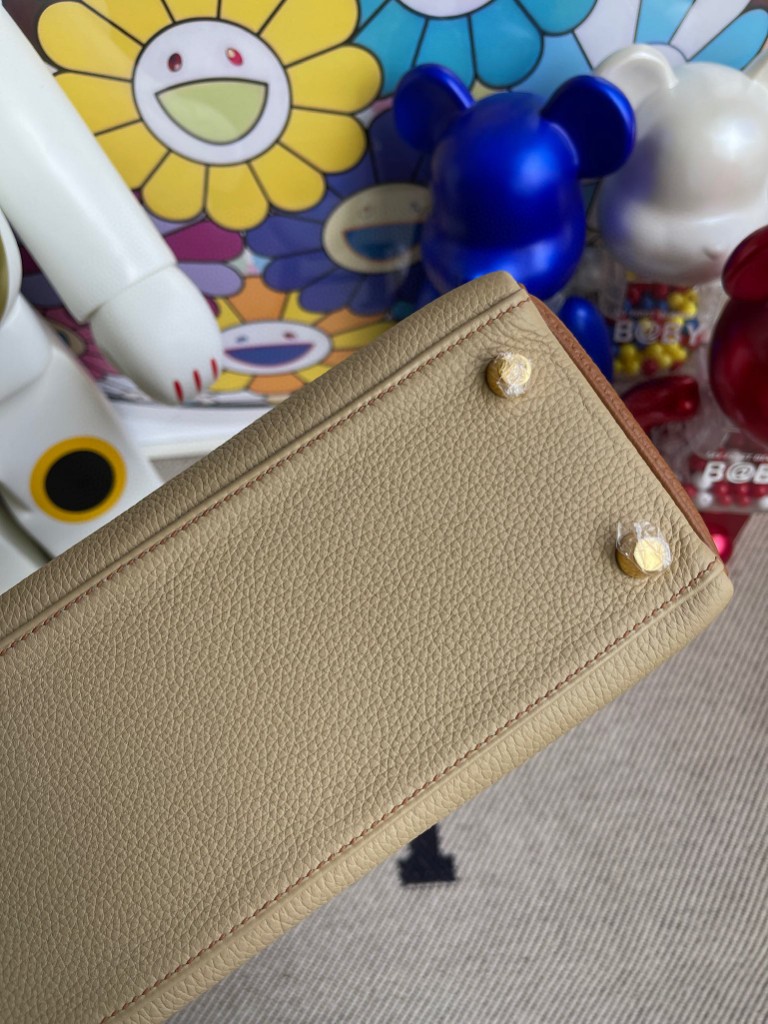 Hermès(爱马仕)Kelly 凯莉包 原厂小牛皮 togo 风衣灰金棕色 金扣 25cm 马蹄印 顶级手缝-拉尔森鳄鱼皮具定制 - 爱马仕包包官网 Hermès(爱马仕)Kelly 凯莉包 原厂小牛皮 togo 风衣灰金棕色 金扣 25cm 马蹄印 顶级手缝